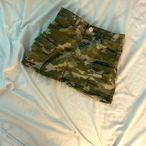 61%, cotton, 37% polyester Made in the Columbia super cute for girls to wear